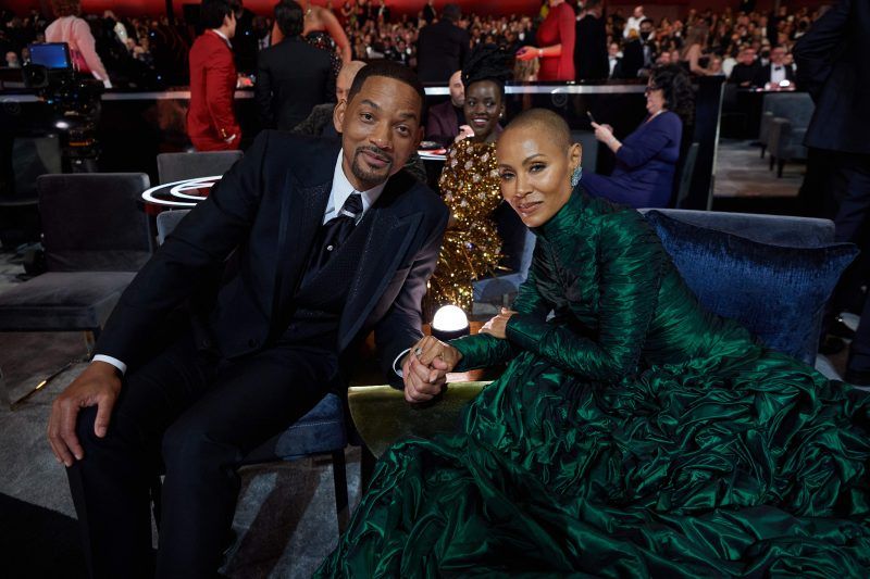 Woeste Will Smith slaat komiek Chris Rock tijdens Oscars na ongepaste grap over zijn vrouw