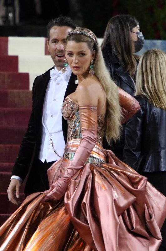 Mond van Ryan Reynolds valt open omdat vrouw Blake waanzinnige transformatie doet op de rode loper