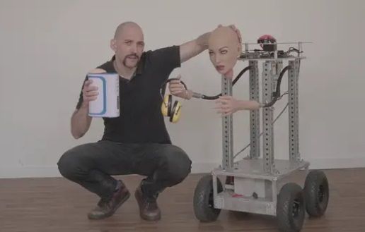 Uitvinder allereerste stem-geactiveerde ‘pijpmachine’ upgrade ze met nieuwe commando’s