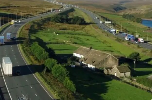 Bizar: Boerderij van Engelse schapenboer ligt in het midden van snelweg