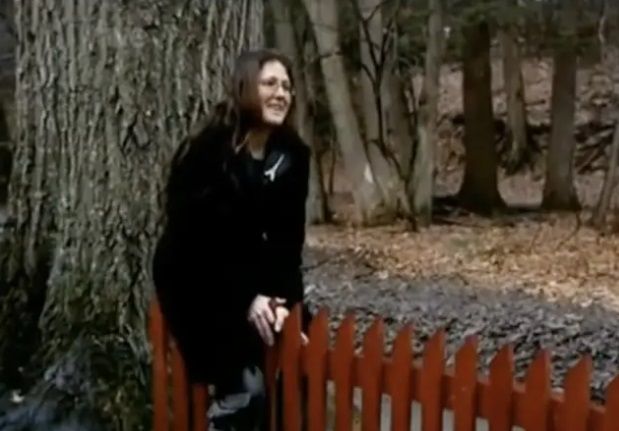 Erika is na 10 jaar gescheiden van de Eiffeltoren en heeft nieuwe relatie met... een hek