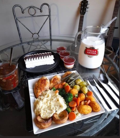 Kerel drinkt bij elke maaltijd liter melk (in een Stella-glas) en eet volledige doos ijs als dessert