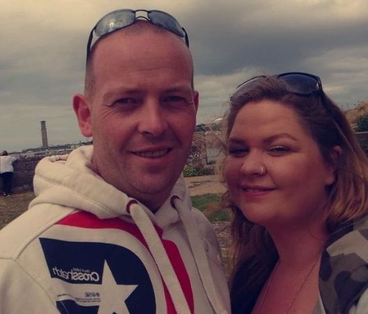 Vrouw wordt wakker met geheugenverlies, denkt dat ze zes jaar is en dat haar vriend een kidnapper is