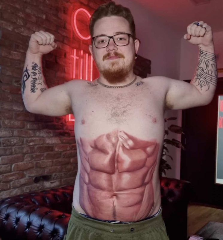 Luie vent blijkt genie te zijn nadat hij sixpack liet tatoeëren op zijn bierbuik (video/foto's)