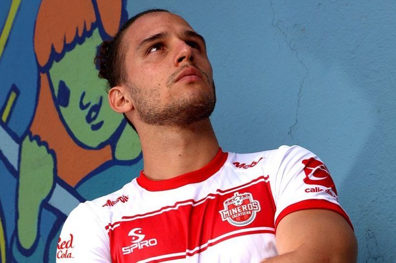 Mexicaanse voetbalclub gaat viraal met shirtvoorstelling door 'pikante' tekening op muur
