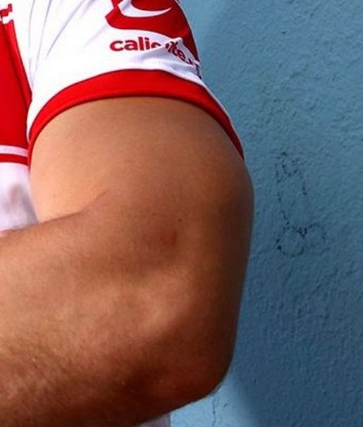 Mexicaanse voetbalclub gaat viraal met shirtvoorstelling door 'pikante' tekening op muur