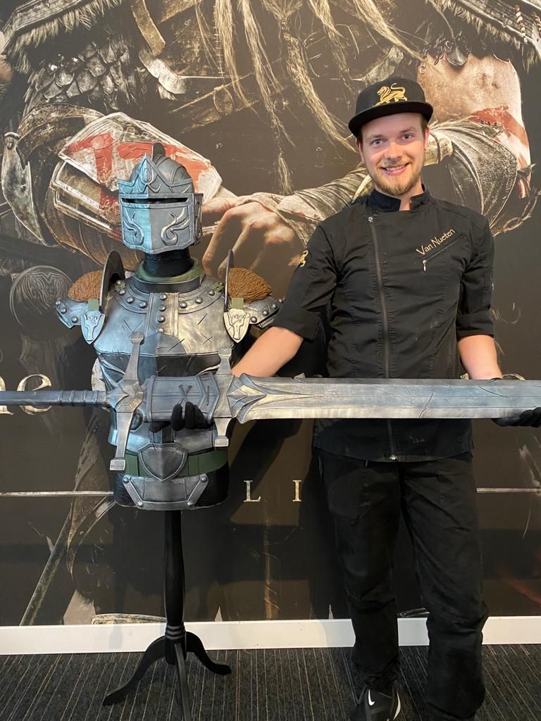 Belgische chocolatier maak live size replica van het harnas en het wapen uit The Elder Scrolls Online