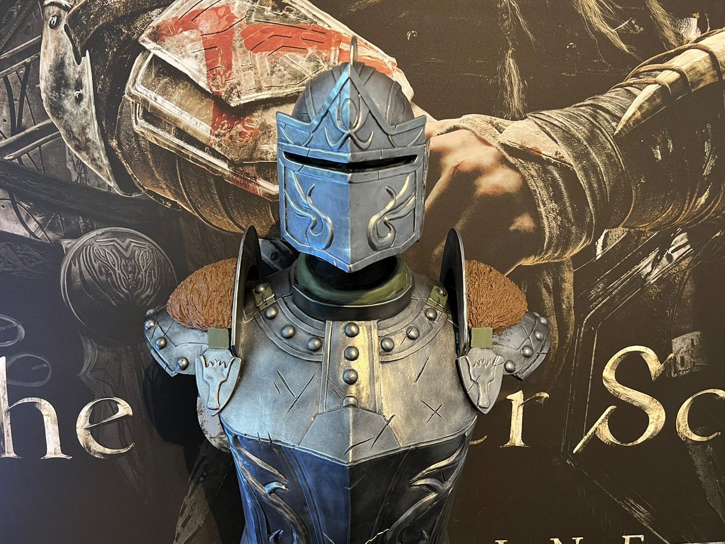 Belgische chocolatier maak live size replica van het harnas en het wapen uit The Elder Scrolls Online