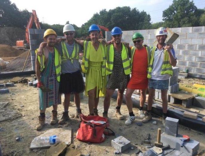 Bouwvakkers mogen van hun baas geen korte broek dragen, maar bedenken een hilarische oplossing