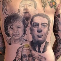 Chris is onherkenbaar voor vrouw en kinderen, nadat hij voor één dag al z'n tatoeages laat bedekken