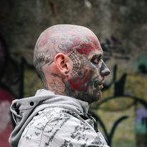 Chris is onherkenbaar voor vrouw en kinderen, nadat hij voor één dag al z'n tatoeages laat bedekken