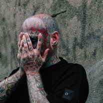 Chris is onherkenbaar voor vrouw en kinderen, nadat hij voor één dag al z'n tatoeages laat bedekken