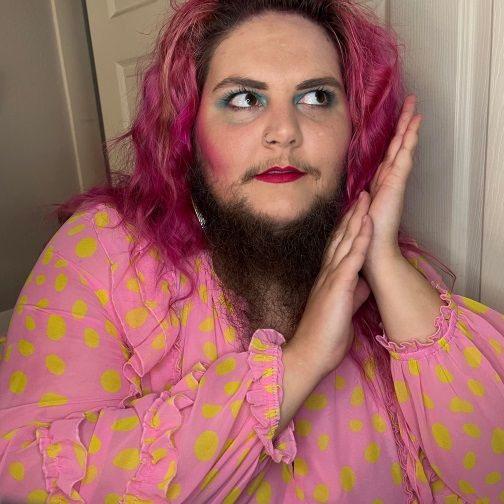 Dakota (30) laat na veel twijfel eindelijk haar baard groeien: "Ik voel me nu heel erg sexy"