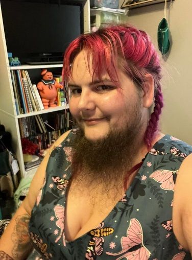 Dakota (30) laat na veel twijfel eindelijk haar baard groeien: "Ik voel me nu heel erg sexy"