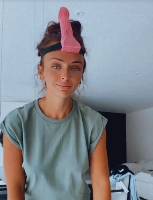 Love Island-bom met schaamrood op wangen nadat ze per ongeluk 'pikant' filmpje deelt met fans