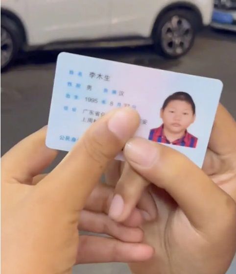 'Baby face' van 27 gaat viraal met smeekbede om werk: "Bedrijven denken dat ik 12 ben!"