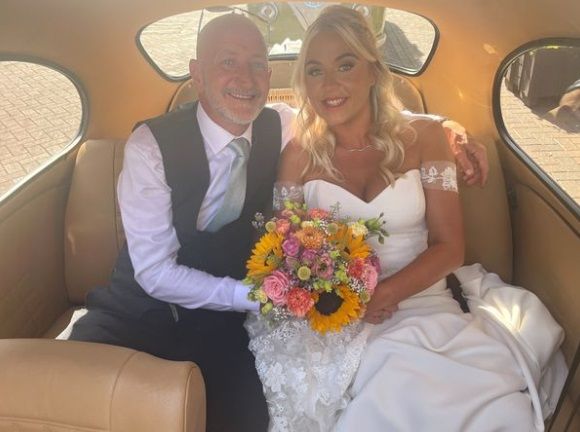 Echtpaar Rich (48) en Evie (29) zagen elkaar voor het eerst toen... hij 19 was en zij een baby
