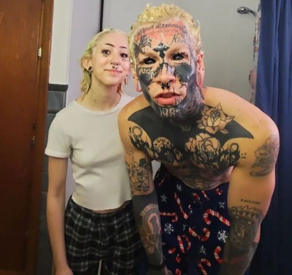 'Neon Demon' wordt gehaat door eigen familie omwille van z'n 'look': "Ik moet om Gods hulp bidden"