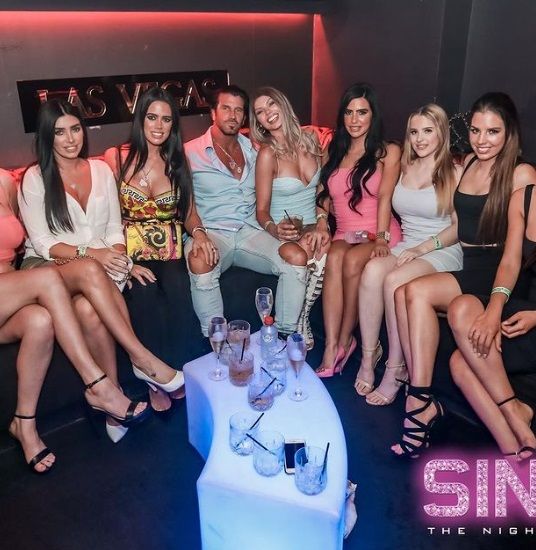 Schatrijke Australiër 'The Candyman' leeft samen met zijn vrouw en 10 wulpse vriendinnen