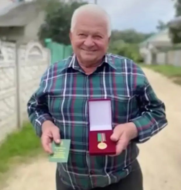 Oekraïne geeft medaille aan gepensioneerde die met antiek geweer Russische straaljager uit de lucht schiet