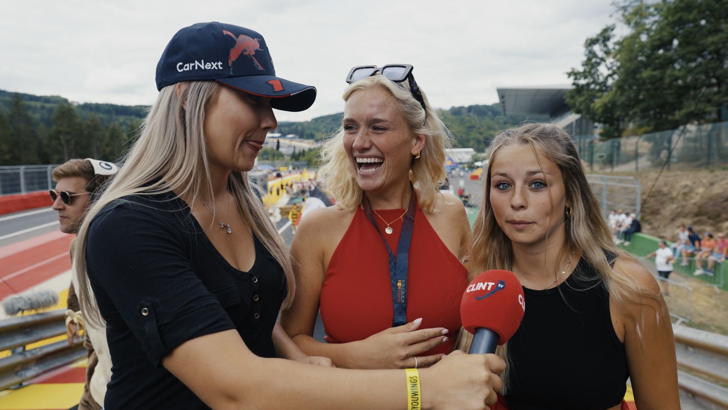 'Zuipschuiten, bekende koppen en levensgevaarlijke wc's' - Sasha op de Red Bull Zeepkistenrace