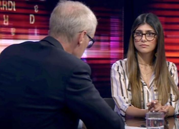 Porno-legende Mia Khalifa praat over carrière en waarschuwt: "Jullie vrouwen kunnen niet wat ik kan!"
