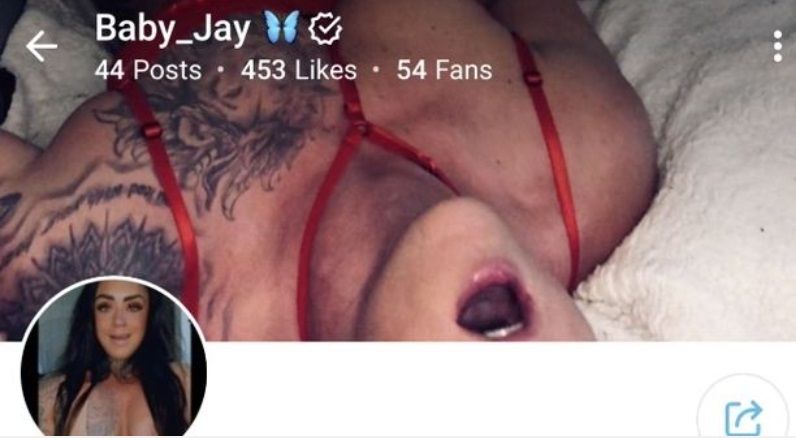Bodybuilder-flik geschorst nadat haar bazen haar OnlyFans-account met 'pornografische' content ontdekken