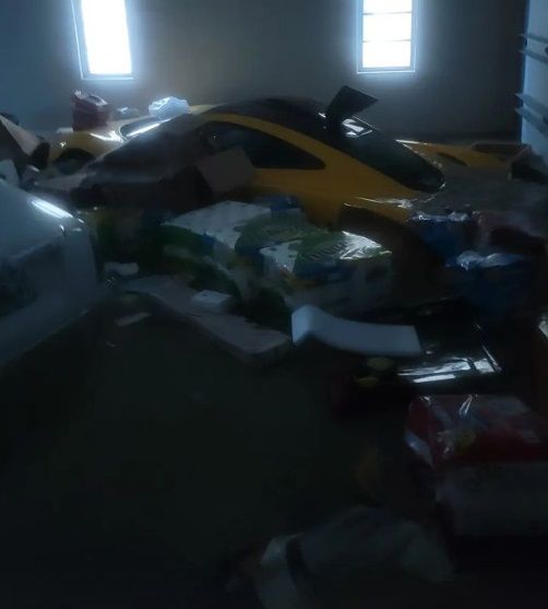 Rijke Amerikaan ziet zijn McLaren P1 van één miljoen de straat in gesleurd worden door orkaan Ian