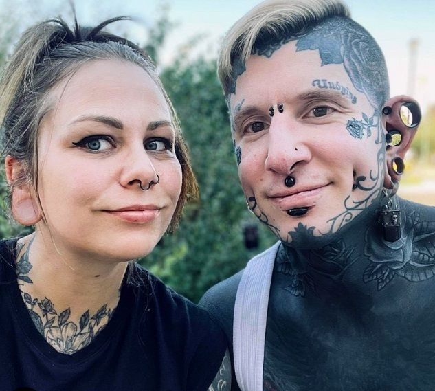 Remy, een vader die voor 95% getatoeëerd is, is amper herkenbaar op foto's van jaren geleden