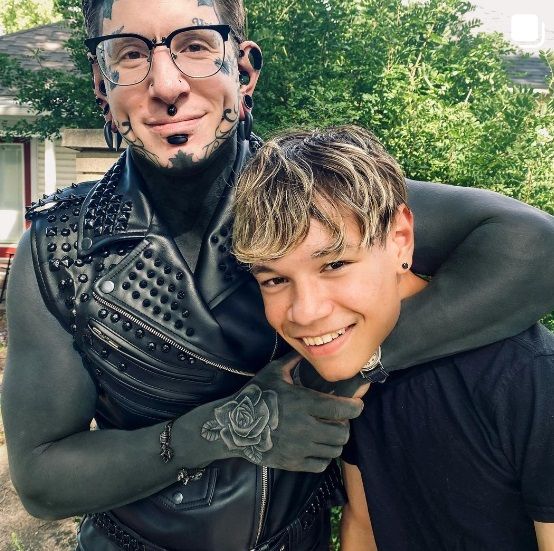 Remy, een vader die voor 95% getatoeëerd is, is amper herkenbaar op foto's van jaren geleden