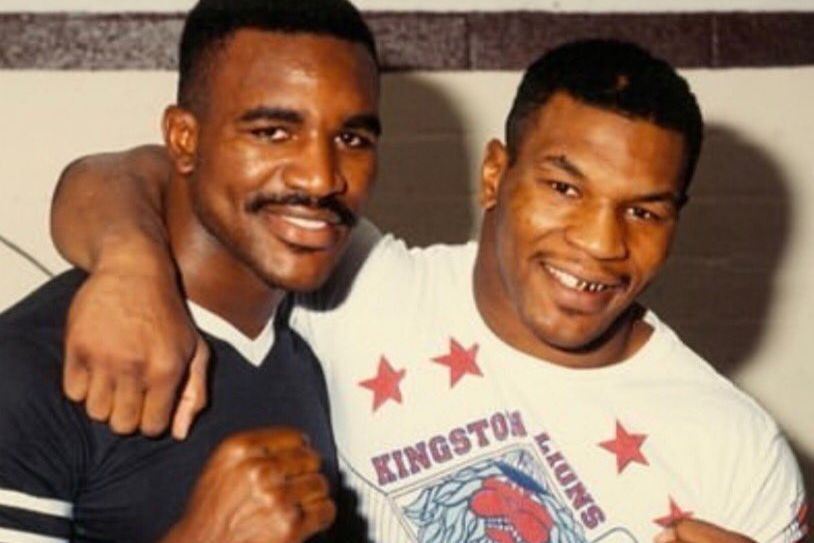Mike Tyson onthult hoe het afbijten van Evander Holyfields oor hem rijk maakte