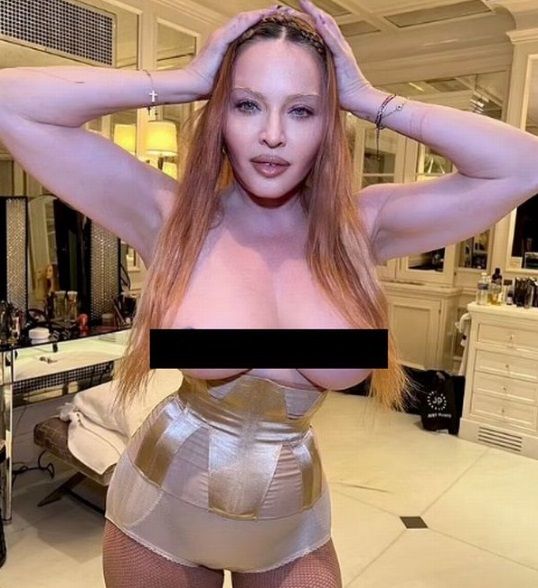 Madonna (64) daagt nog maar eens de Instagram-politie uit door topless foto's te delen