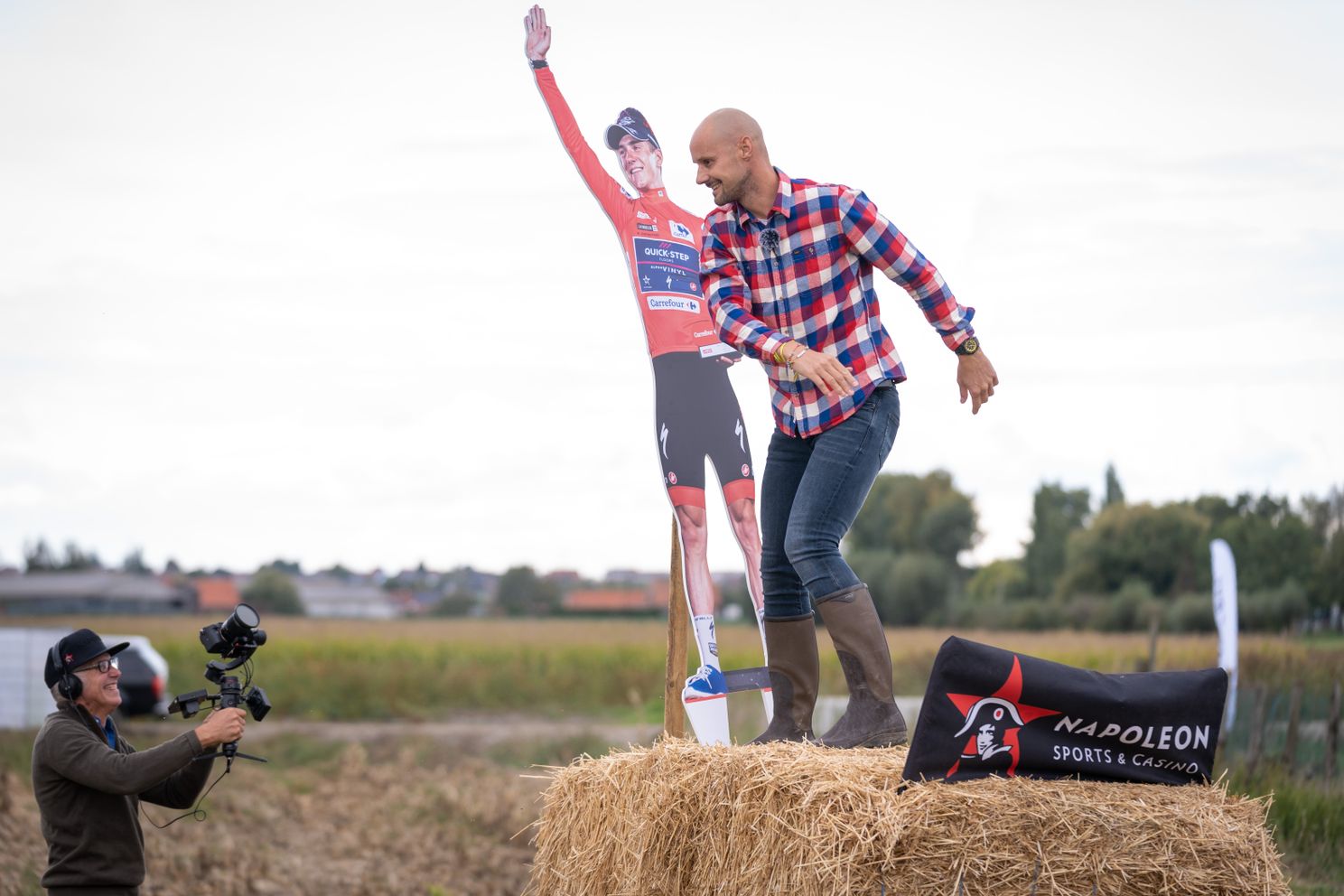 Wielergoden Tom Boonen en Yves Lampaert bekampen elkaar in een tijdrit met... een tractor