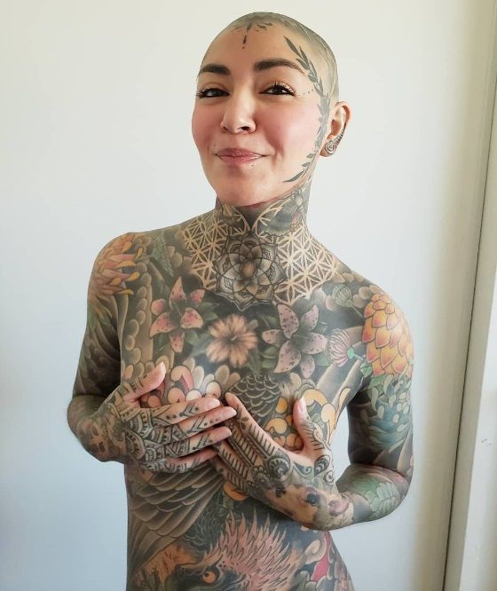 Girls & Tattoos: Julia wordt soms 'lelijk' genoemd, maar slaat terug met megapikante foto's