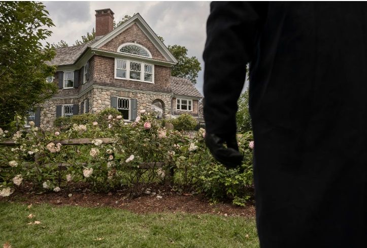 In de nieuwe Netflix-topper 'The Watcher' focussen we misschien te veel op één 'creepy' personage