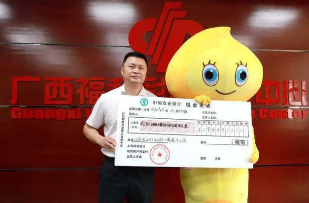 Kort, maar bizar: Chinees wint 30 miljoen en haalt prijs op vermomd als gele cartoonfiguur