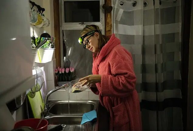 Vader laat gezin hoofdlampen dragen en zet verwarming maar één keer per week aan.