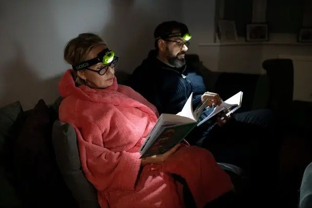 Vader laat gezin hoofdlampen dragen en zet verwarming maar één keer per week aan.