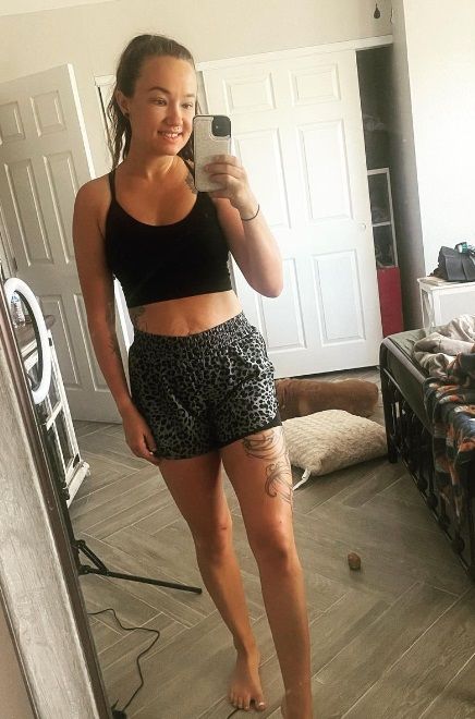Lerares ontslagen nadat ze samen met haar man op school pikante OnlyFans-content filmt