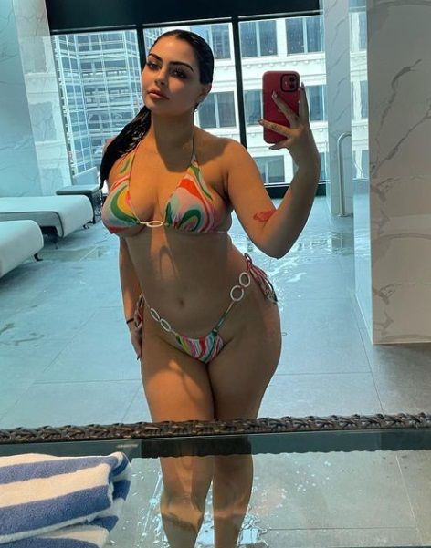 Moeder (38) is jaloers op hoge inkomsten van dochter (20) op OnlyFans en doet nu gezellig mee (foto's)