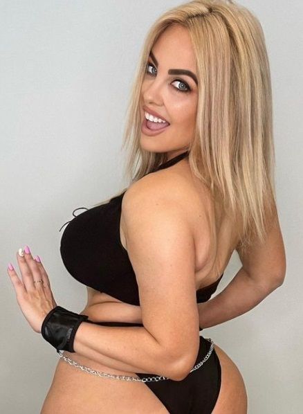 Moeder (38) is jaloers op hoge inkomsten van dochter (20) op OnlyFans en doet nu gezellig mee (foto's)
