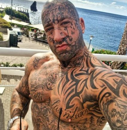 Ex-crimineel is onherkenbaar nadat hij 35.000 euro spendeerde aan tatoeages