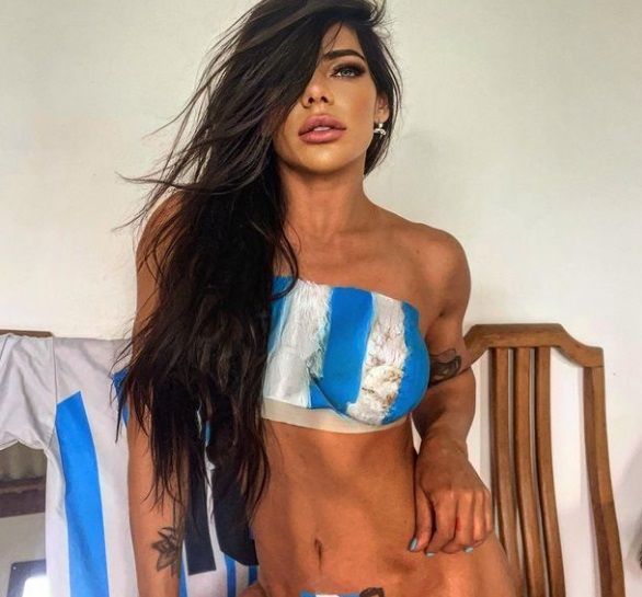 Ex-Miss Bumbum poseert poedelnaakt met Messi op haar rug en wereldbeker op haar billen (foto's)