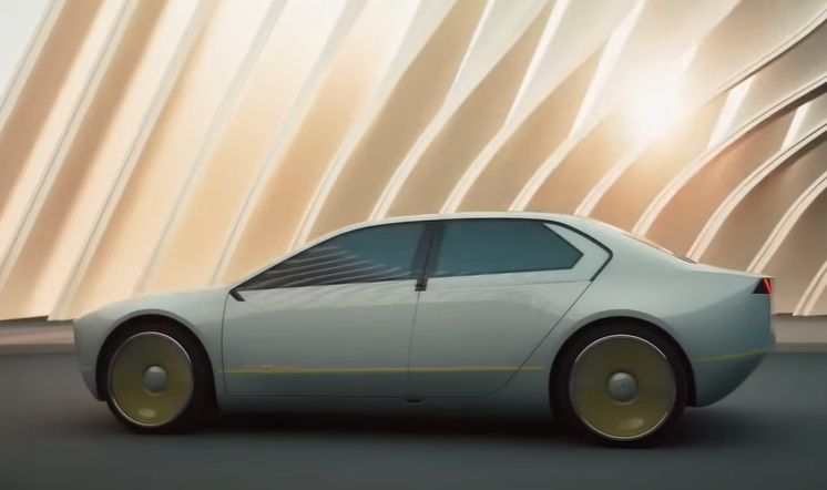 Arnold Schwarzenegger stelt op CES de BMW i Vision Dee voor, die in 32 kleuren kan veranderen