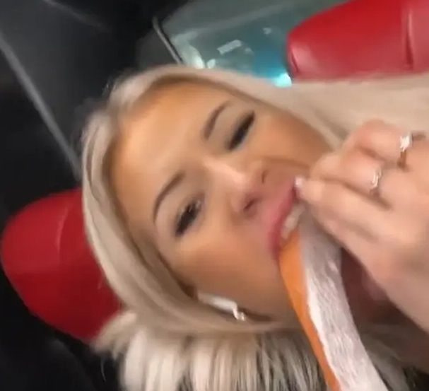 Blondine shockeert het internet door op de bus rauwe zalm te eten: "Laat je maar ontwormen!"