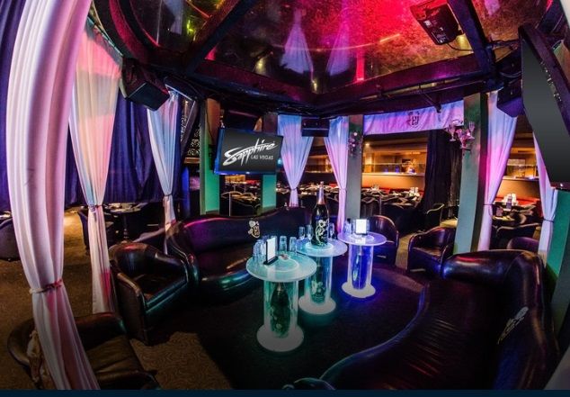 Grootste stripclub ter wereld steekt buitenwippers in robotpak waardoor ze in Terminator veranderen