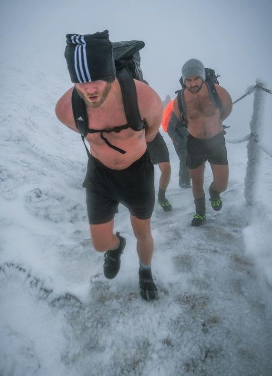 Ex-profvoetballer Andre Schürrle trotseert -19 graden en 100 km/u wind in blote bast en korte broek