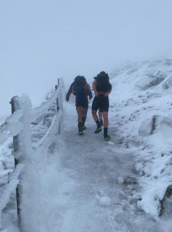 Ex-profvoetballer Andre Schürrle trotseert -19 graden en 100 km/u wind in blote bast en korte broek