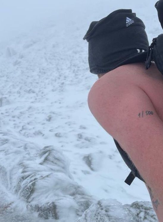 Ex-profvoetballer Andre Schürrle trotseert -19 graden en 100 km/u wind in blote bast en korte broek