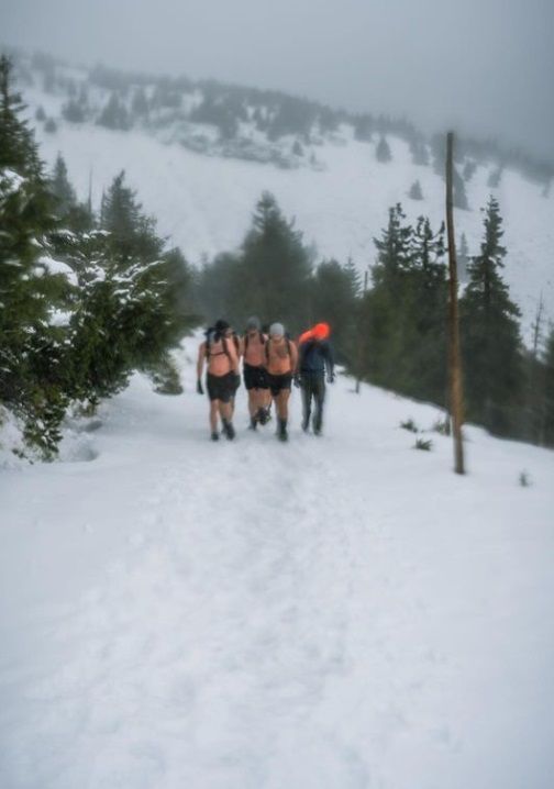 Ex-profvoetballer Andre Schürrle trotseert -19 graden en 100 km/u wind in blote bast en korte broek
